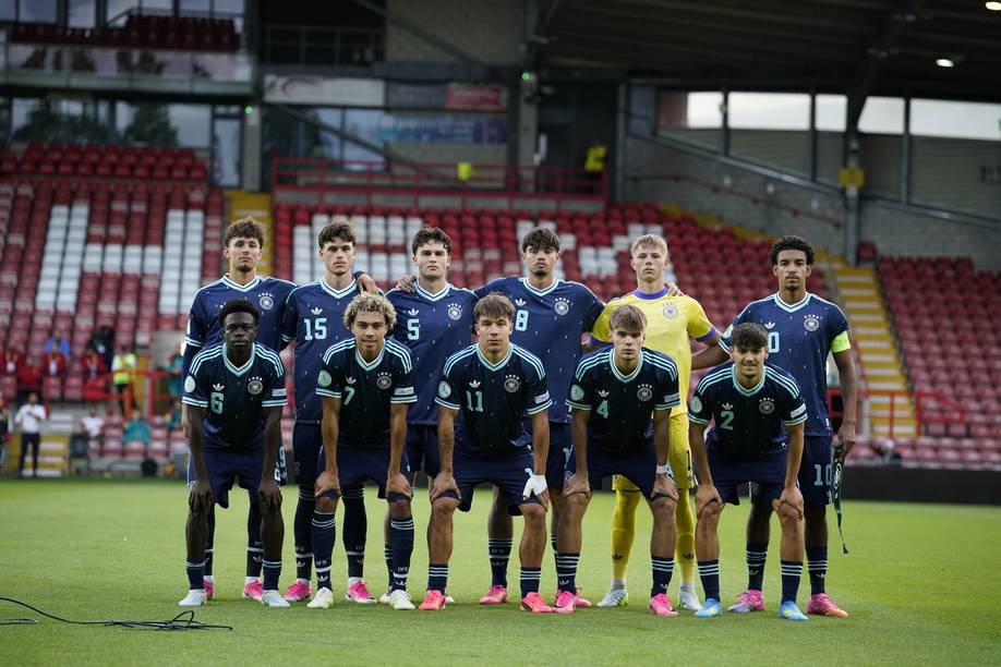 Ein Teamfoto von der U19-Nationalmannschaft mit Schmetgens