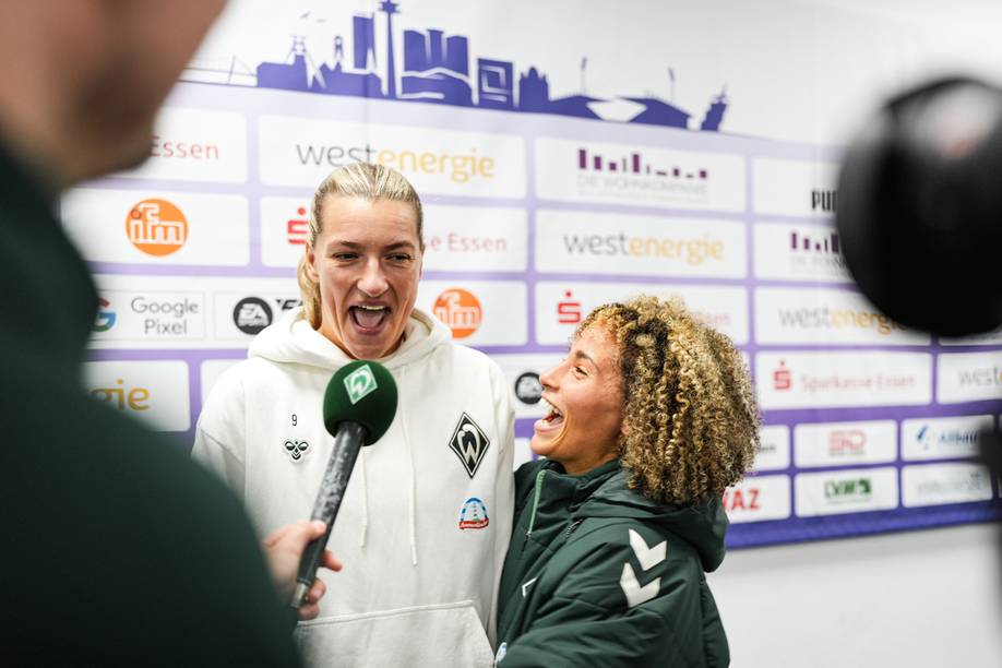 Medina Dešić und Amira Arfaoui lachen zusammen beim Interview.