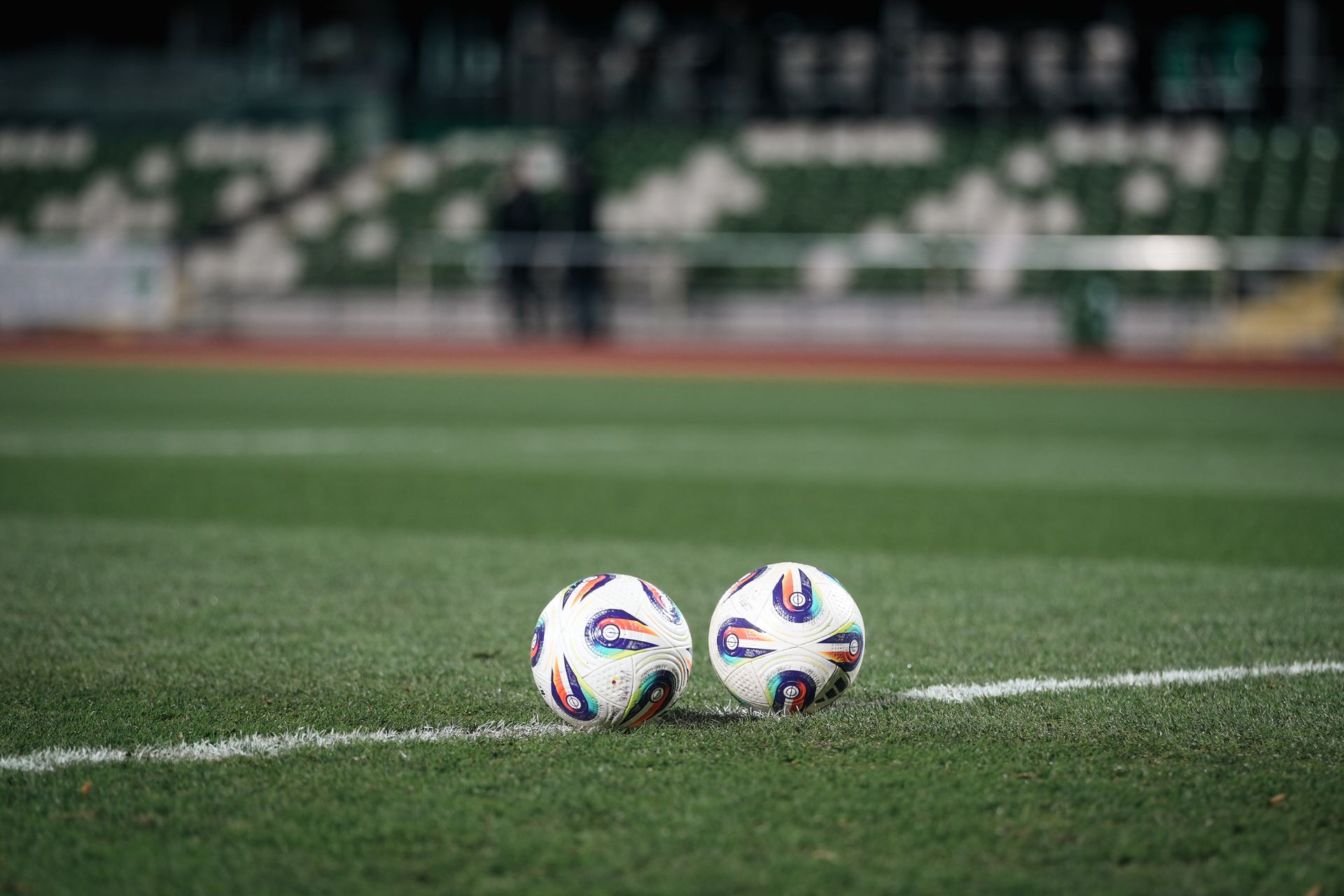 Zwei Bälle liegen auf dem Rasen von Platz 11.