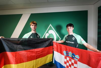 Schmetgens und Covic halten eine Deutschland- und Kroatien-Flagge in ihren Händen.