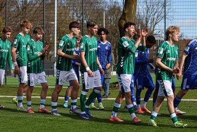 Die Spieler der U17 laufen auf den Platz.