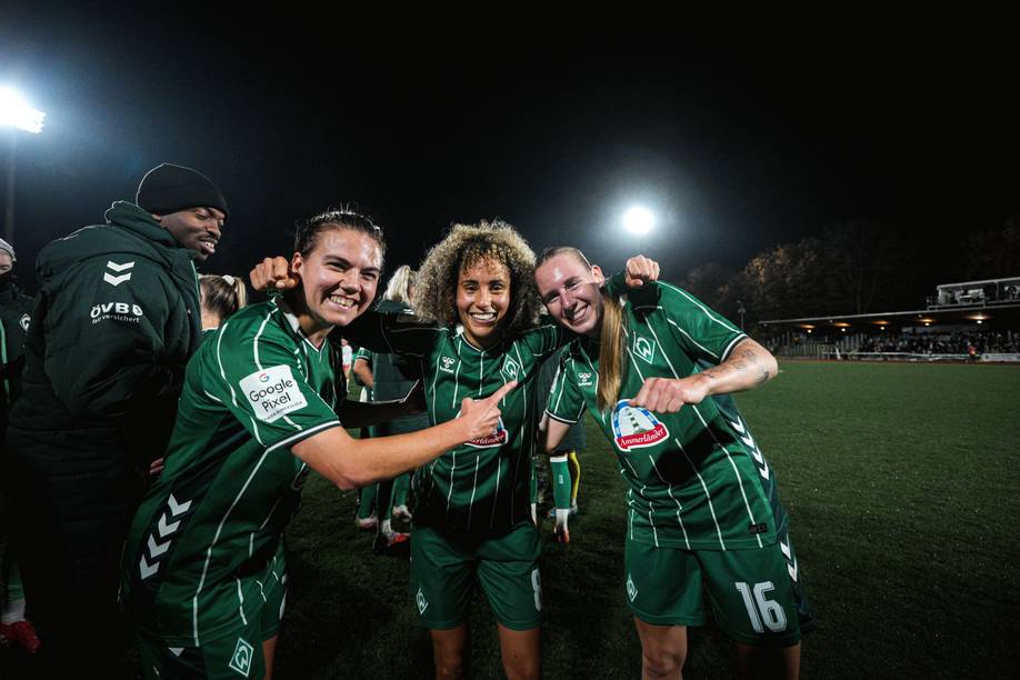 Die WERDERFRAUEN jubeln nach Abpfiff in die Kamera.