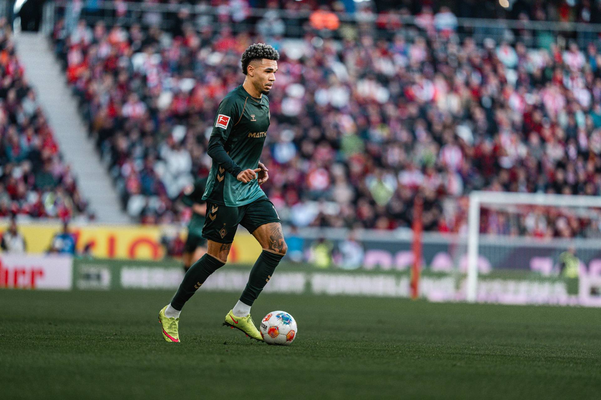 Justin Njinmah mit Ball am Fuß.