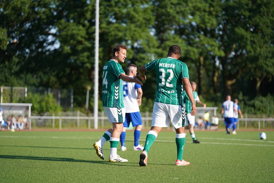 Bargfrede und Ailton klatschen zusammen beim LEGENDEN Spiel ab