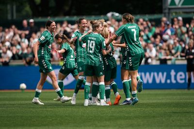 Die Spielerinnen jubeln nach einem Tor auf dem Platz.