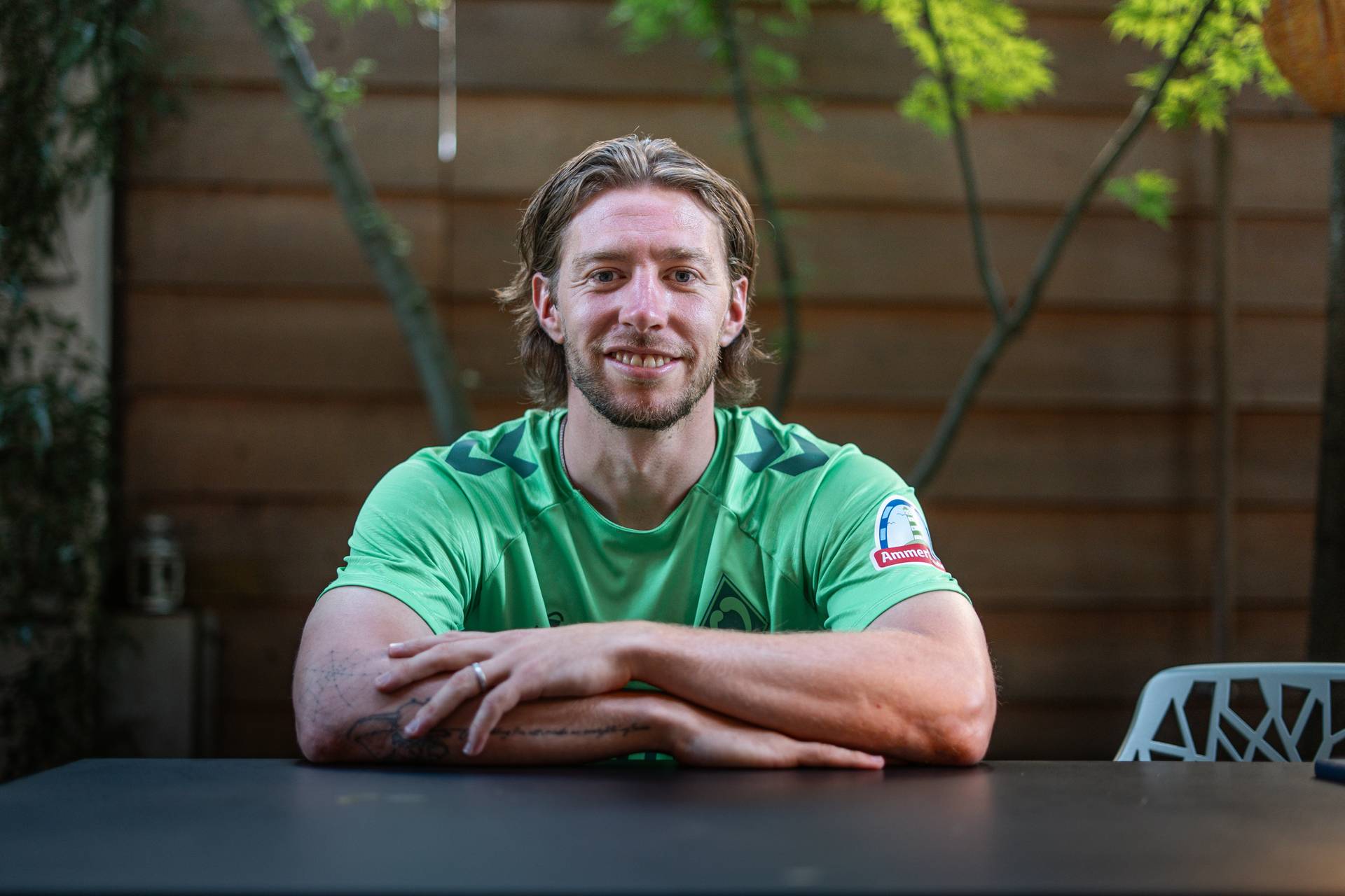 Mitchell Weiser sitzt im Teamhotel an einem Tisch.