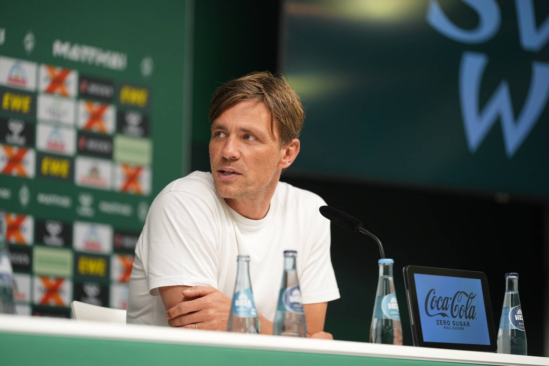 Clemens Fritz sitzt auf einem PK-Podium.