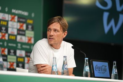 Clemens Fritz sitzt auf einem PK-Podium.