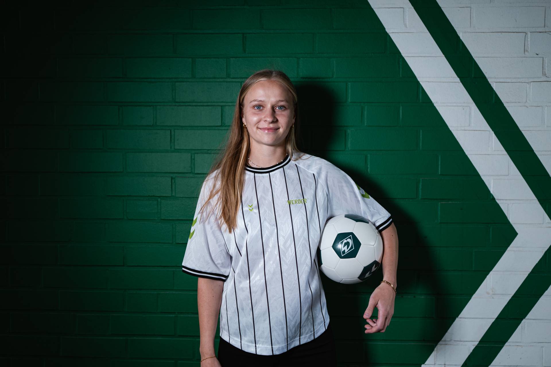 Isabella Jaron posa con la camiseta del Werder Bremen tras anunciarse su fichaje