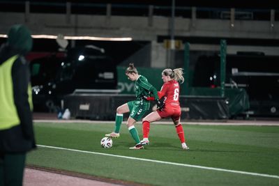 Michelle Ulbrich ist auf Platz 11 in einem Zweikampf mit einer Kölner Spielerin.