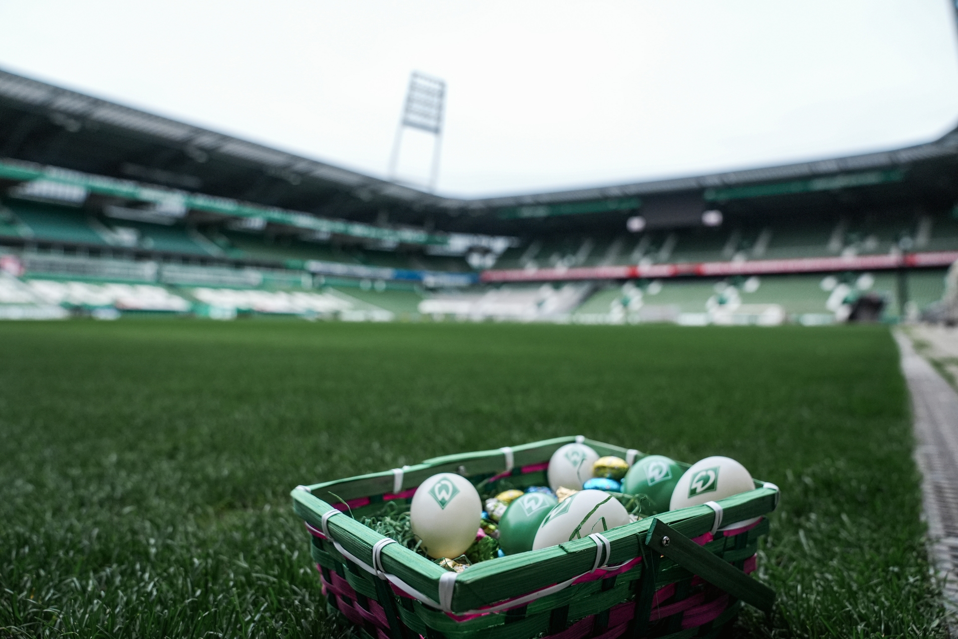 Ein Korb mit Ostereiern, der im Weserstadion steht