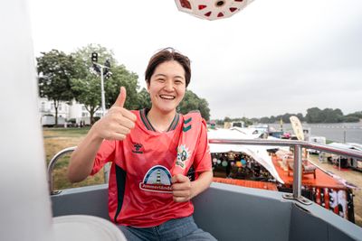 Mei Shimada im Riesenrad im Trikot Third.