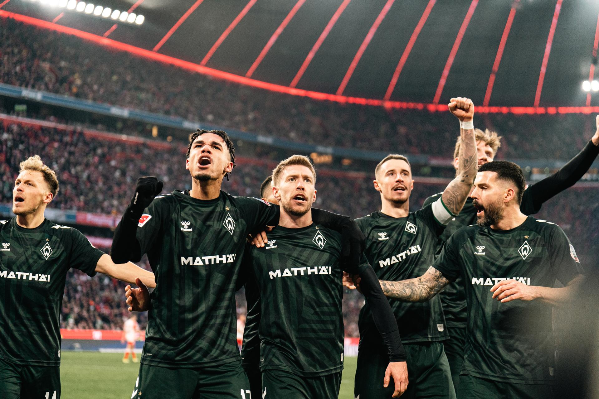 Justin Njimah, Senne Lynen, Mitchell Weiser, Marco Friedl und Anthony Jung jubeln gemeinsam in der Allianz Arena.