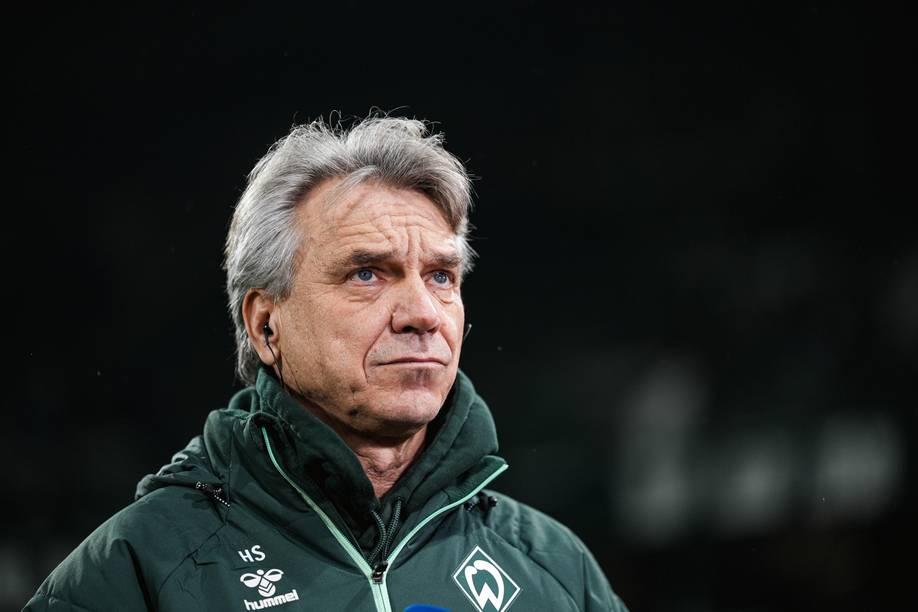 Horst Steffen blickt nach oben in Nahaufnahme