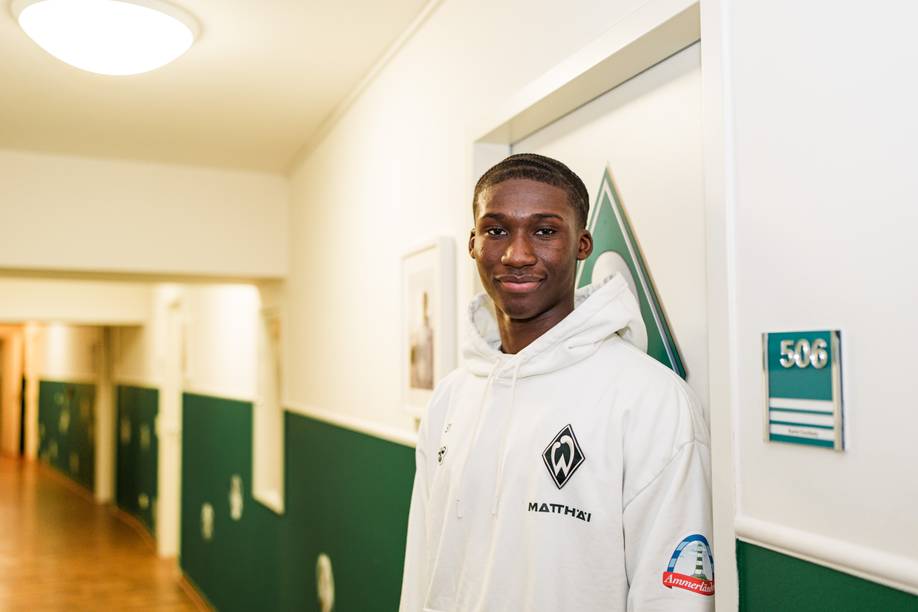 Karim Coulibaly lehnt an seiner Tür im Internat des SV Werder.