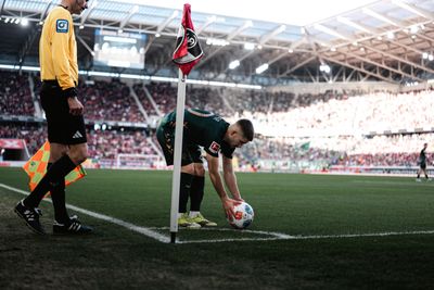 Romano Schmid legt sich seinen Ball an der Eckfahne zurecht.
