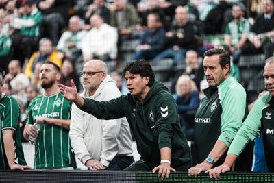 Nelson Valdez steht an der Seitenlinie neben Thomas Schaaf.