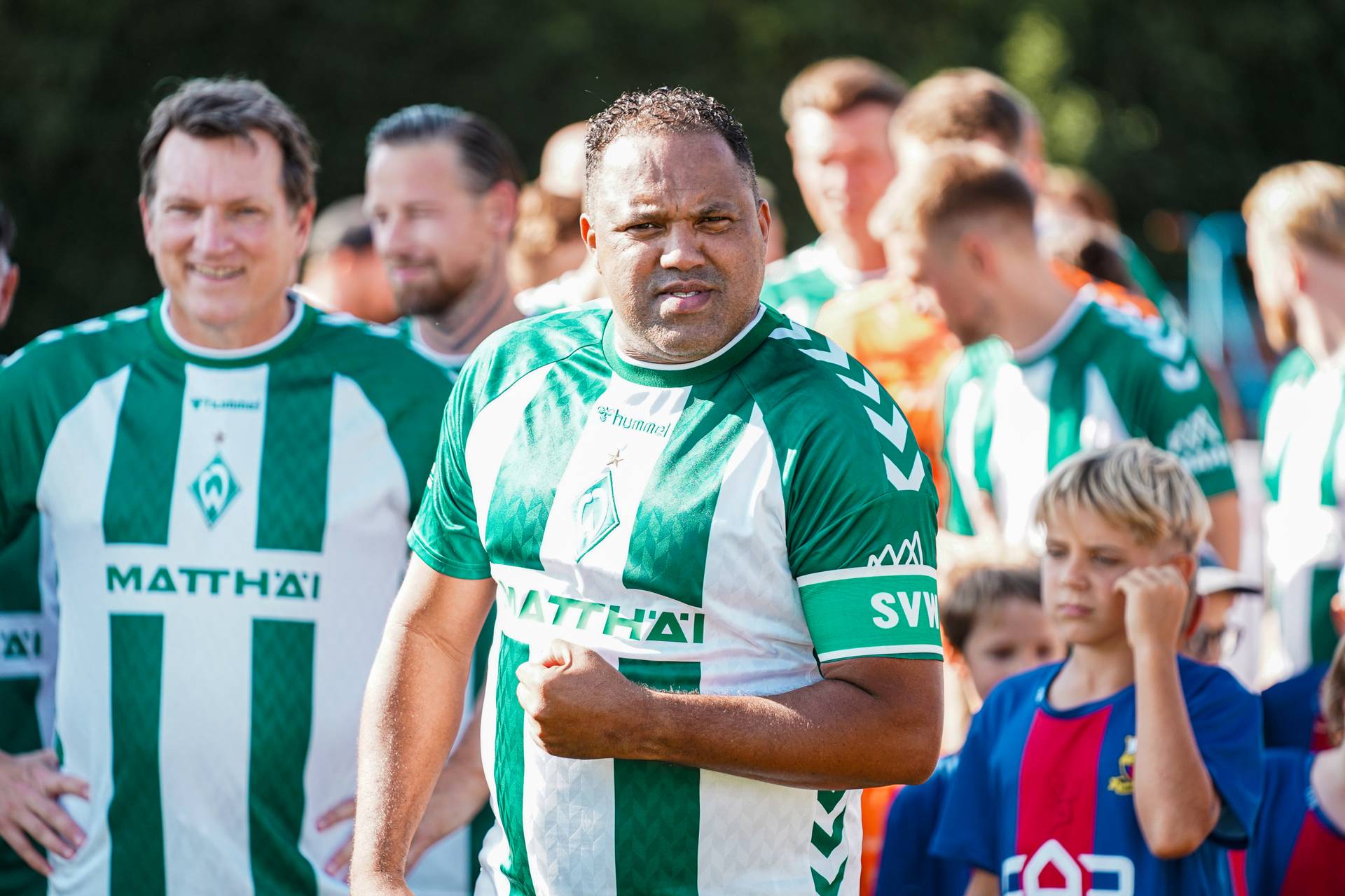 Ein Fußballspieler im grün-weiß gestreiftem Trikot ballt eine Faust.