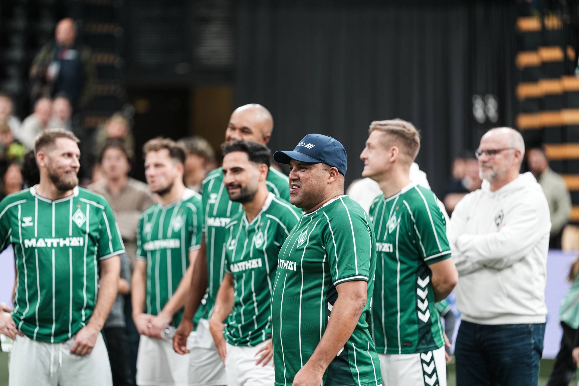 Ailton steht auf dem Platz in der Halle.