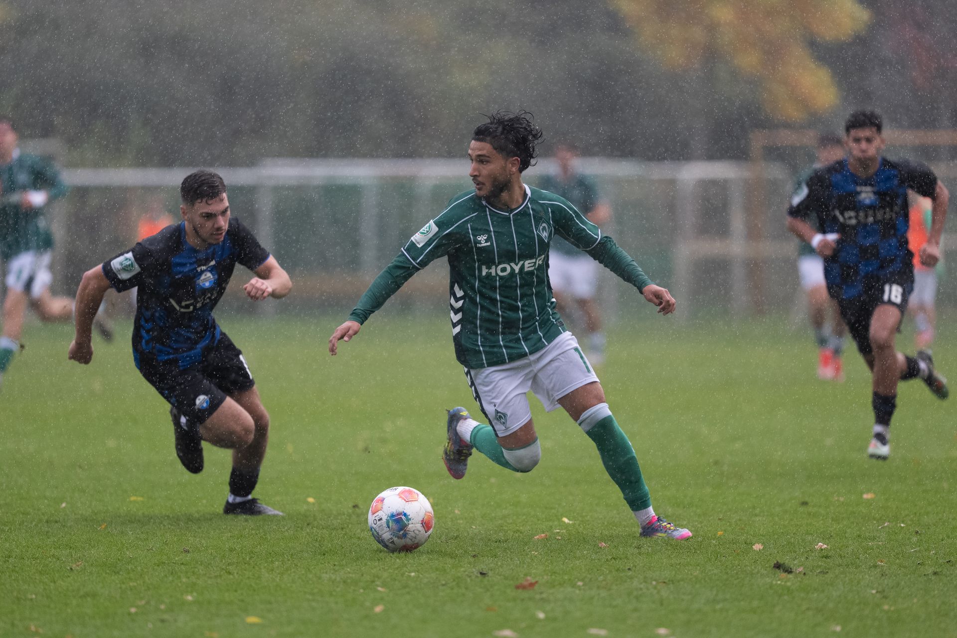 Ein U17-Spieler dribbelt mit dem Ball im Spiel gegen den SC Paderborn.