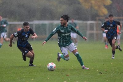 Ein U17-Spieler dribbelt mit dem Ball im Spiel gegen den SC Paderborn.