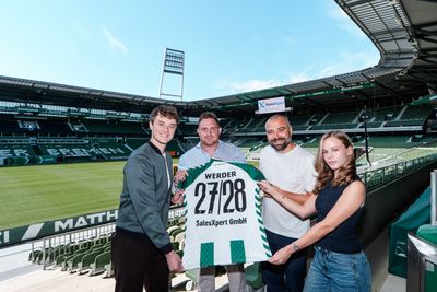 Rin Trikot mit der Rückennummer 27/28 und der Aufschrift SalesXpert GmbH wird hochgehalten.
