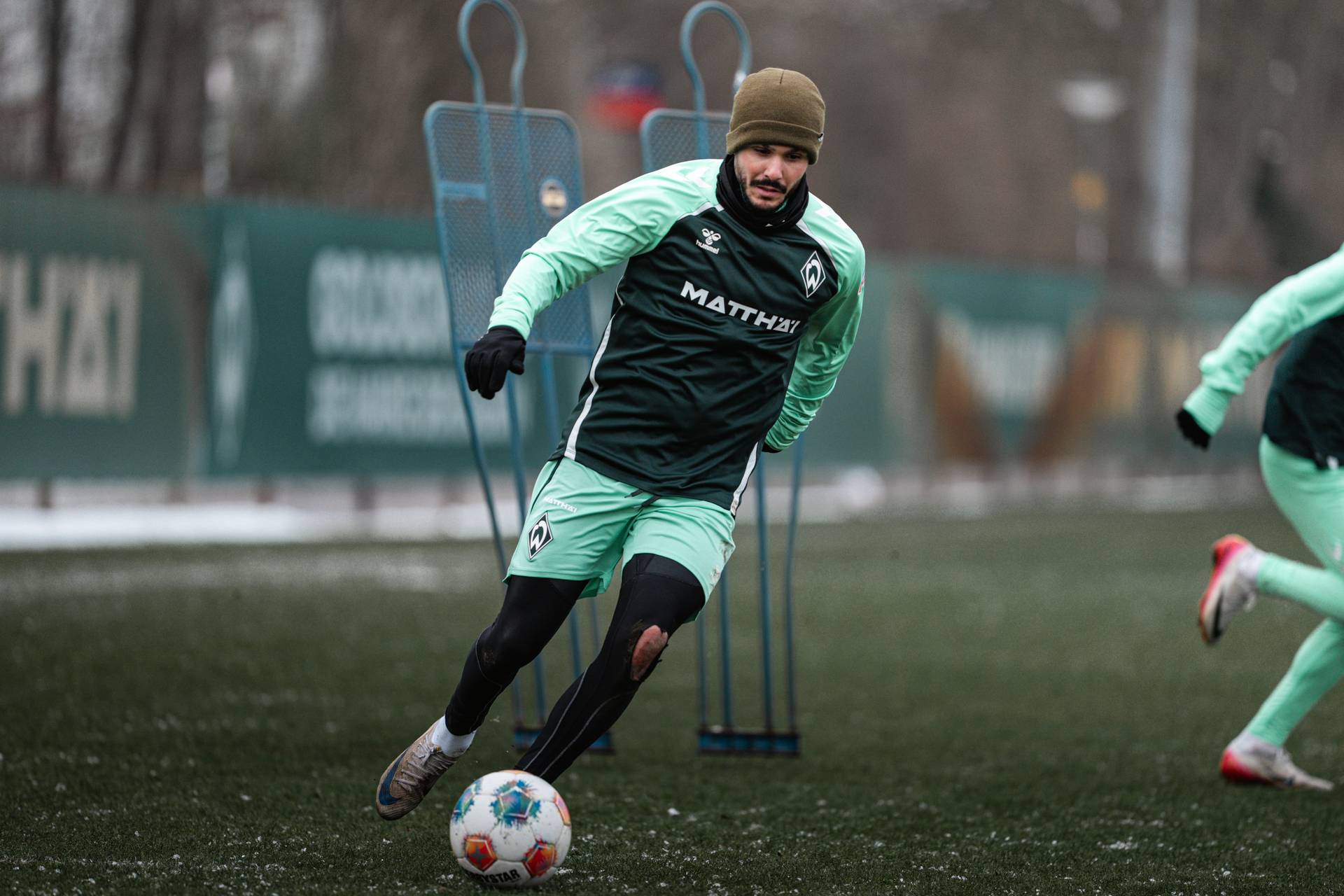 Leonardo Bittencourt im Training mit Ball am Fuß.