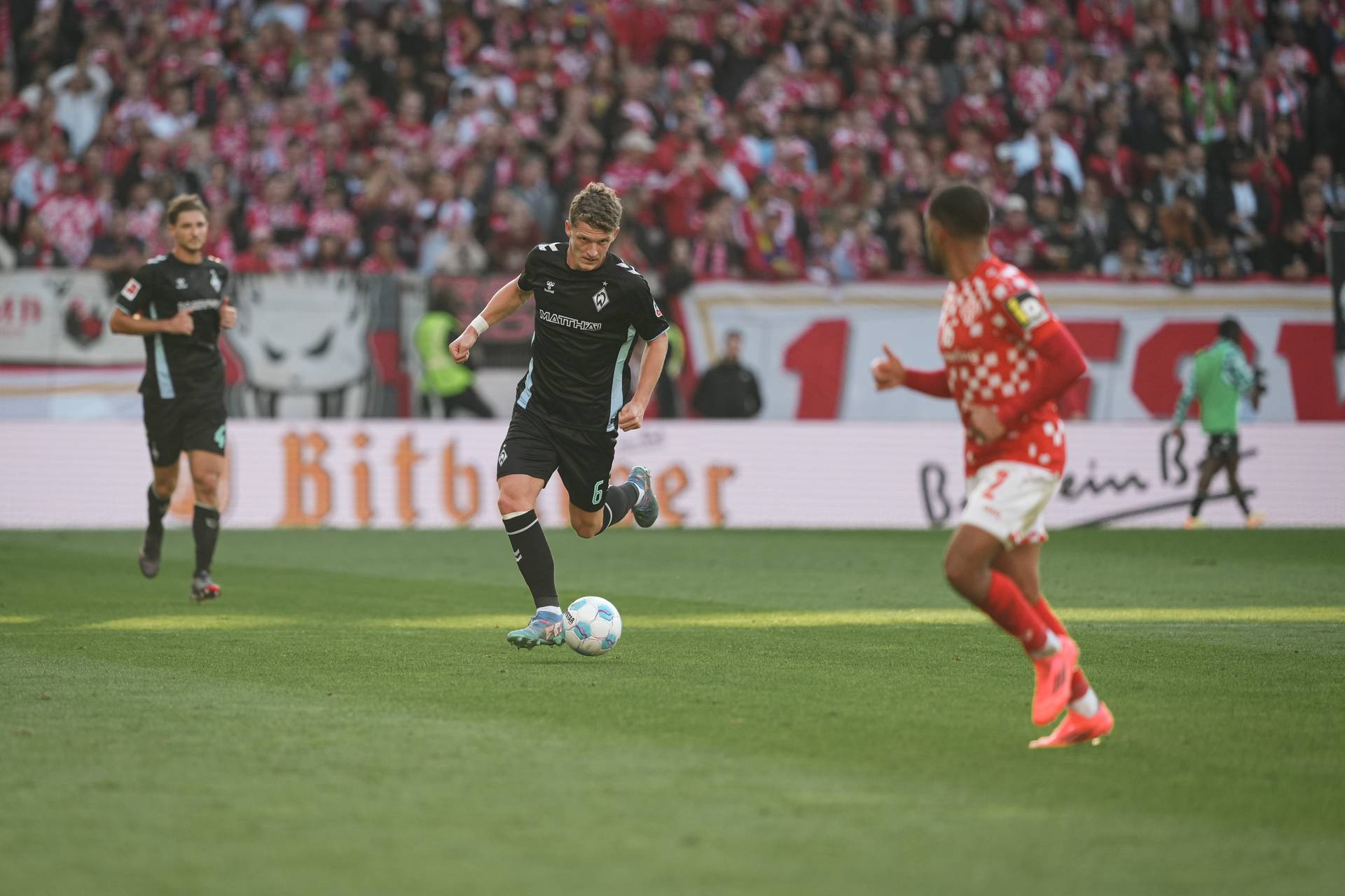 Stage am Ball im Auswärtsspiel bei Mainz 05 im schwarzen Third Trikot 2024/25