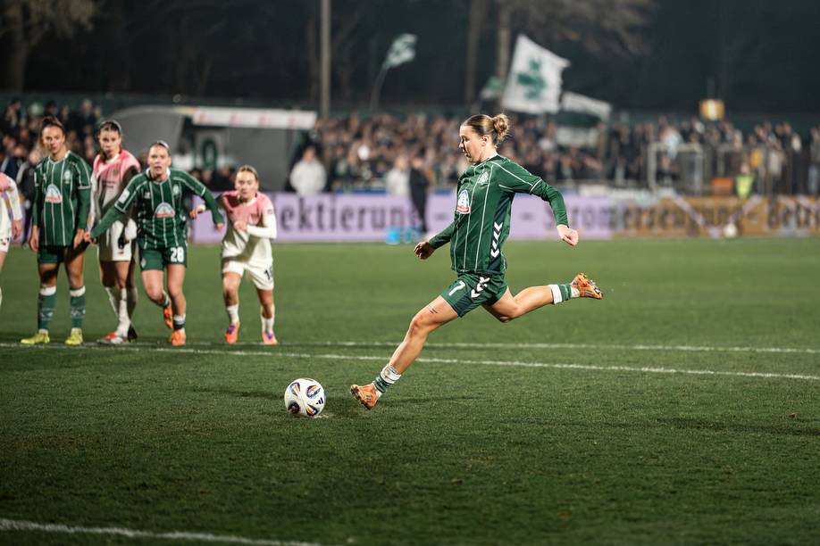 Larissa Mühlhaus holt zum Schuss aus beim Elfmeter.