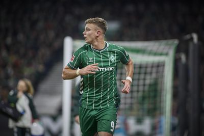 Keke Topp im Werder-Trikot in der Laufbewegung.