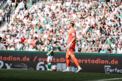 Mio Backhaus mit Ball am Fuß auf dem Platz.