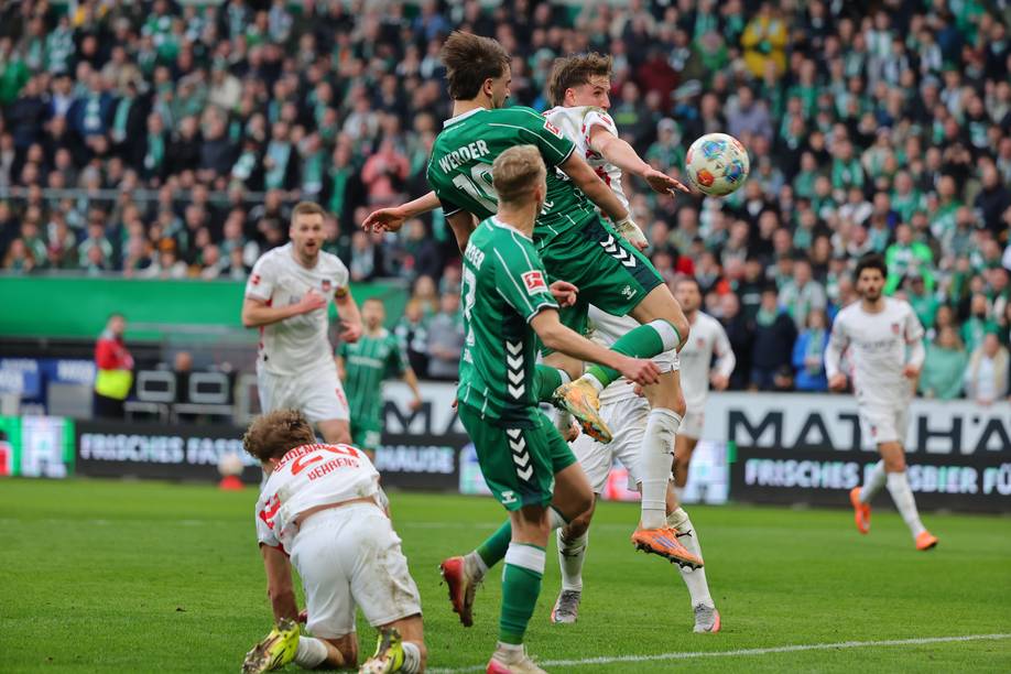 Jovan Milošević setzt sich im Kopfballduell gegen seinen Gegenspieler durch.