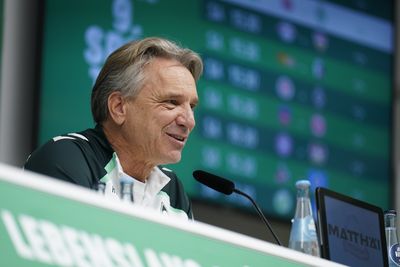 Horst Steffen lächelt auf der Bühne im PK-Raum.