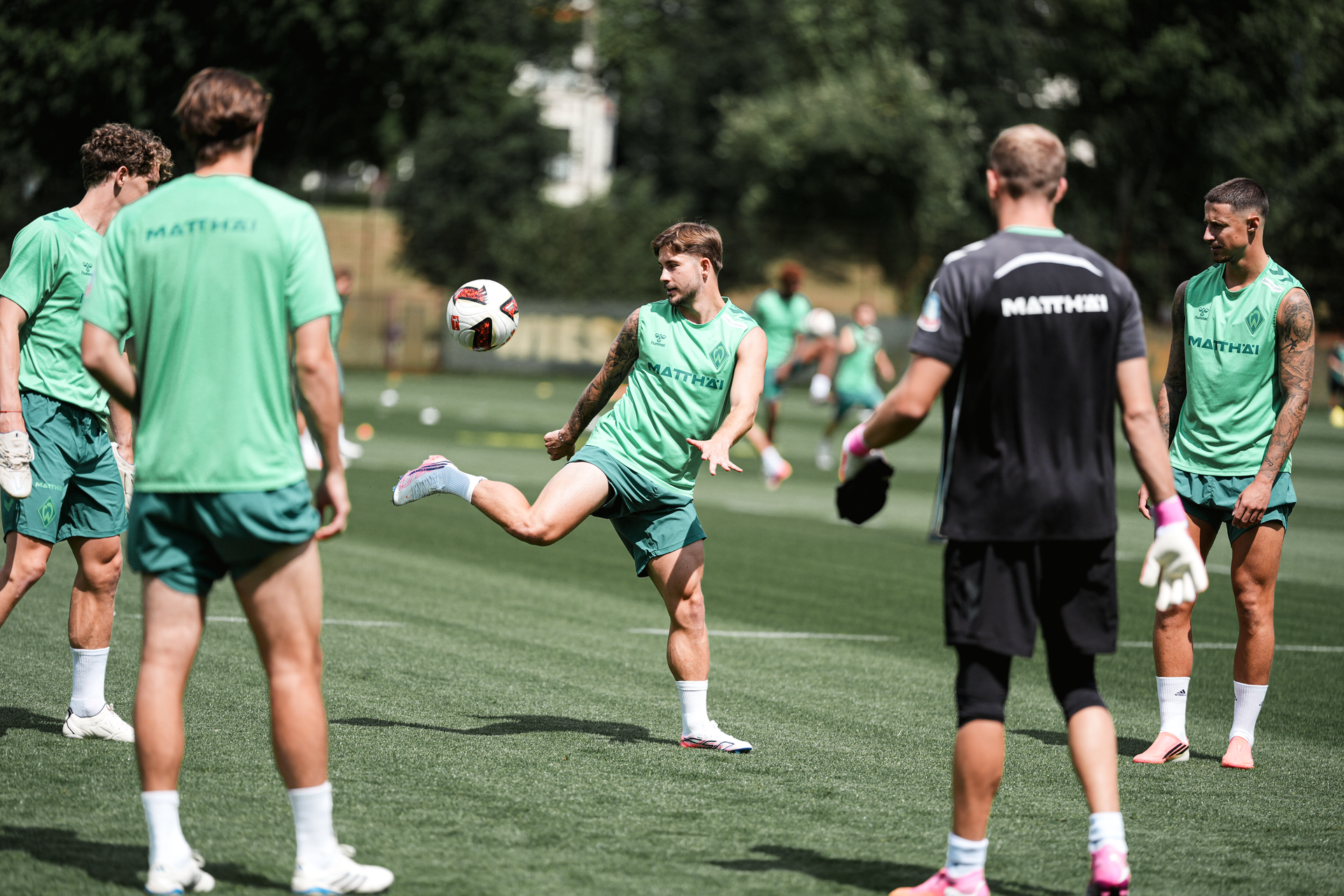 Romano Schmid hält den Ball auf dem Trainingsplatz mit der Hacke nach oben.