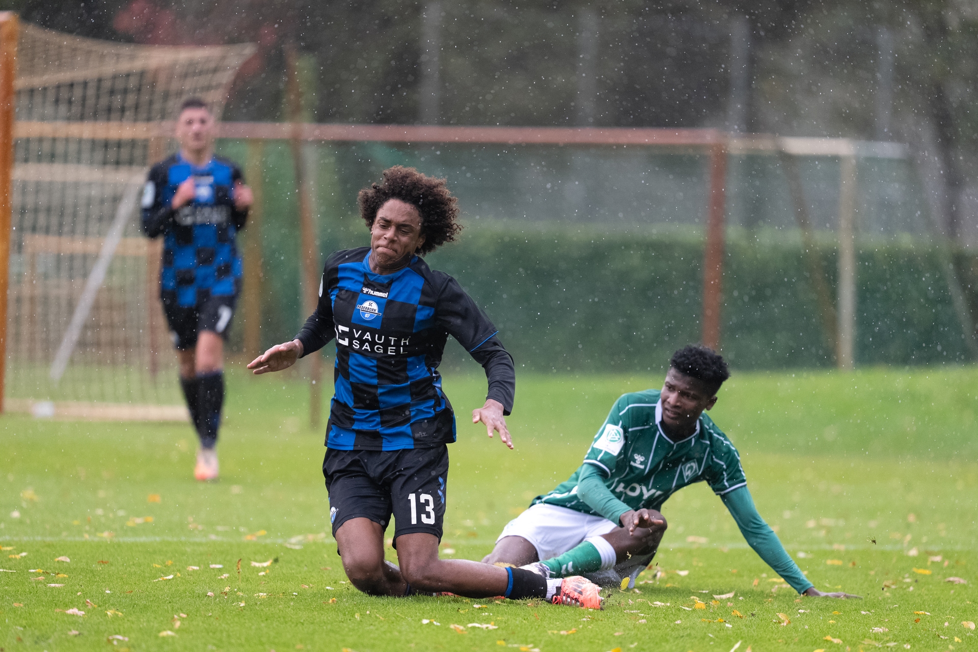 Zwei Junioren-Spieler von Werder und dem SCP im Zweikampf.