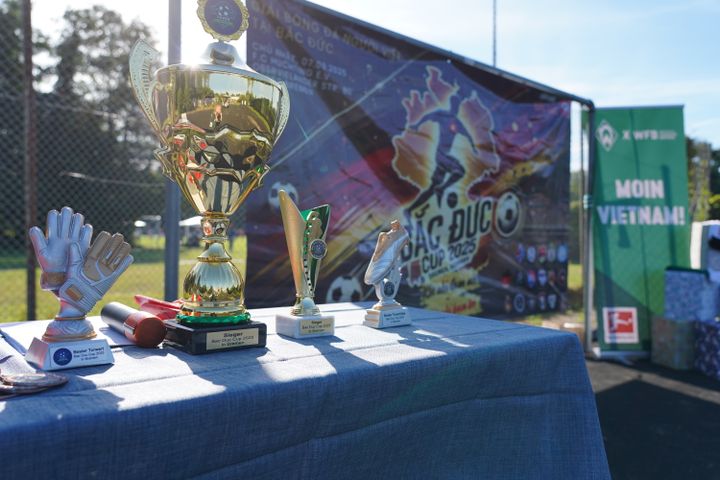 Ein Tisch mit Pokalen drauf.