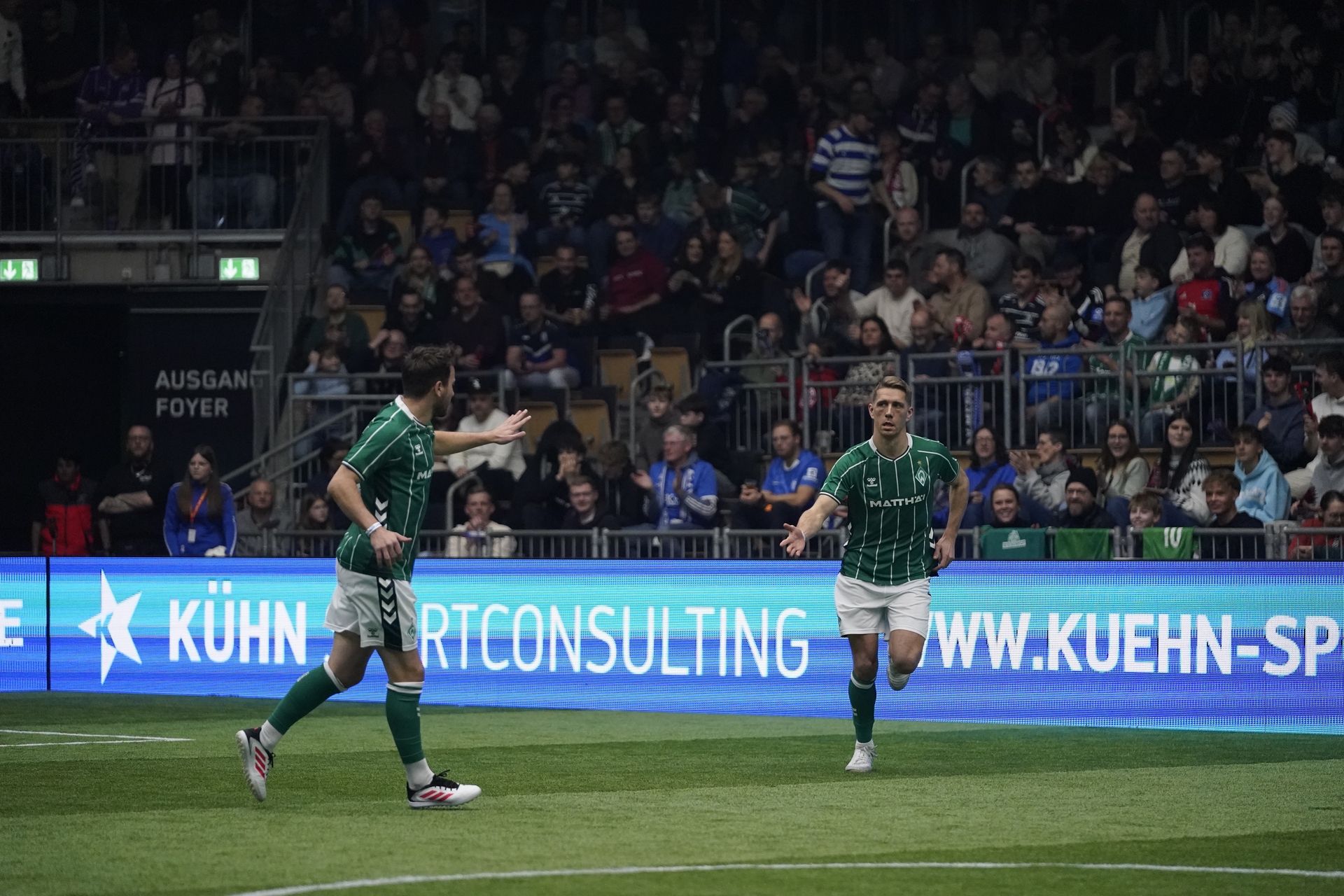 Philipp Bargfrede klatscht mit Nils Petersen ab.