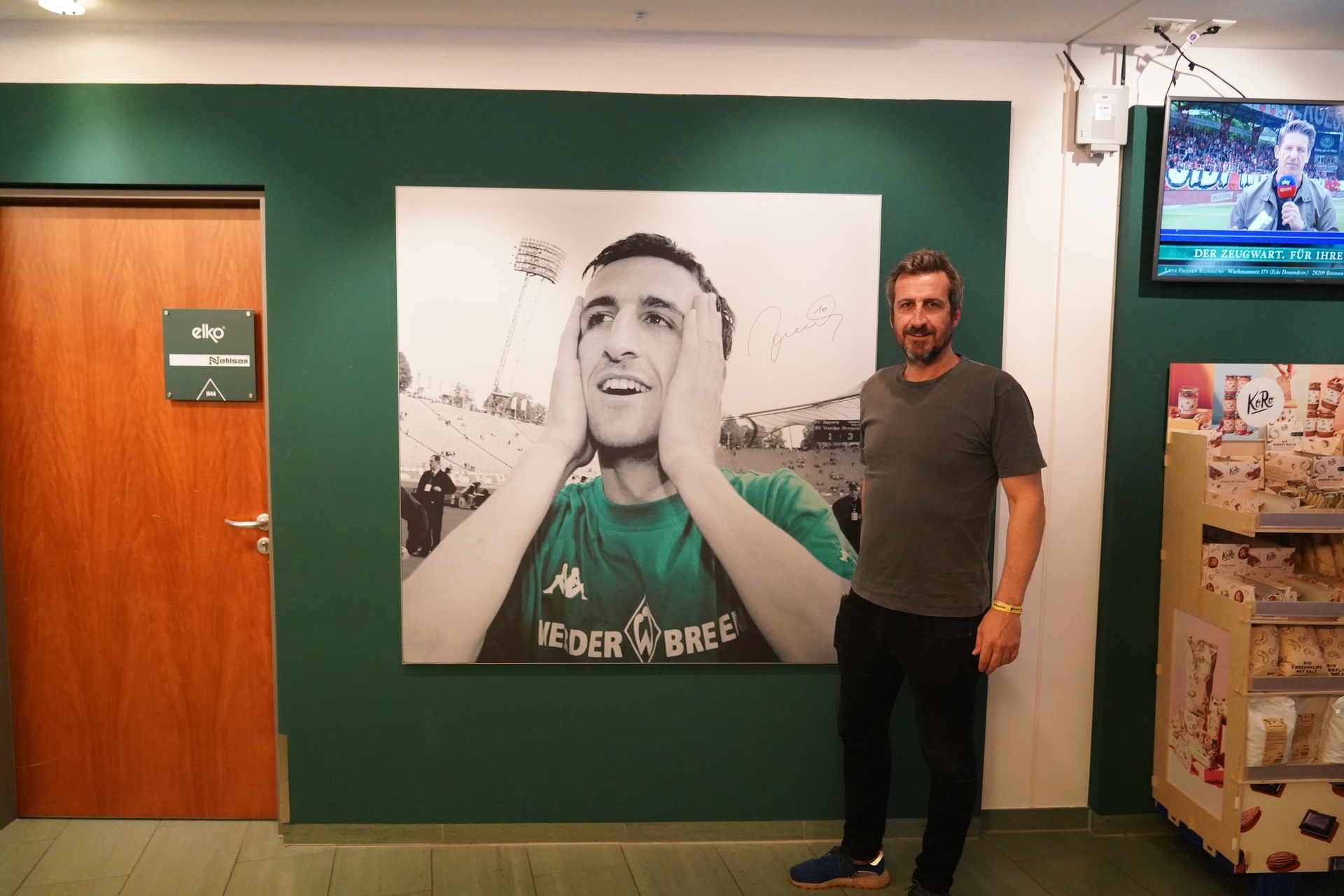 Johan Micoud steht neben dem Bild.