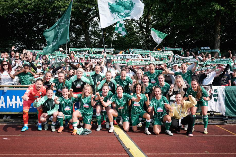 Das Team jubelt vor der Kurve.