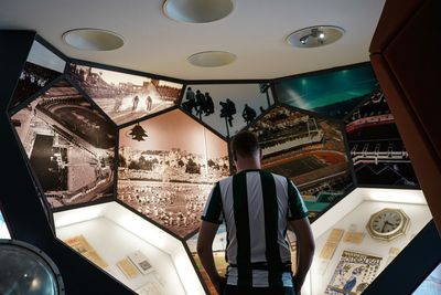 Mann steht vor Bilderwand