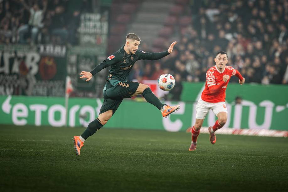 Romano Schmid in Mainz beim Versuch der Ballannahme.