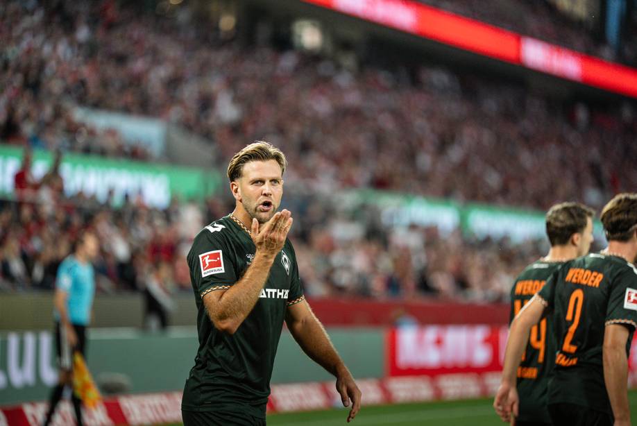Niclas Füllkrug wirft einen Kuss in Richtung Kamera.