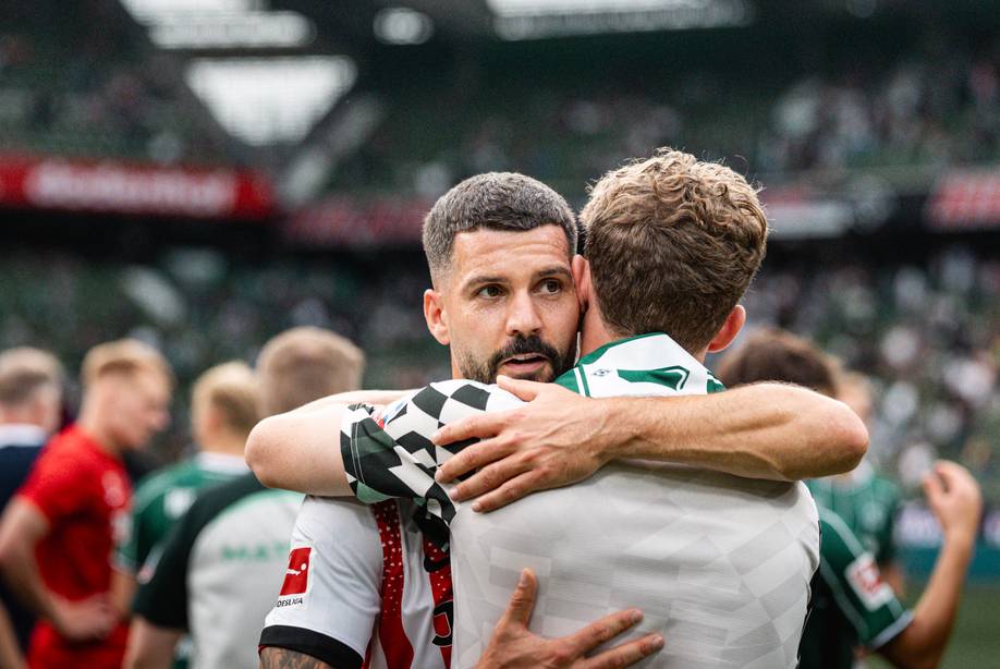 Anthony Jung umarmt Jens Stage nach dem Hinspiel im Weserstadion.