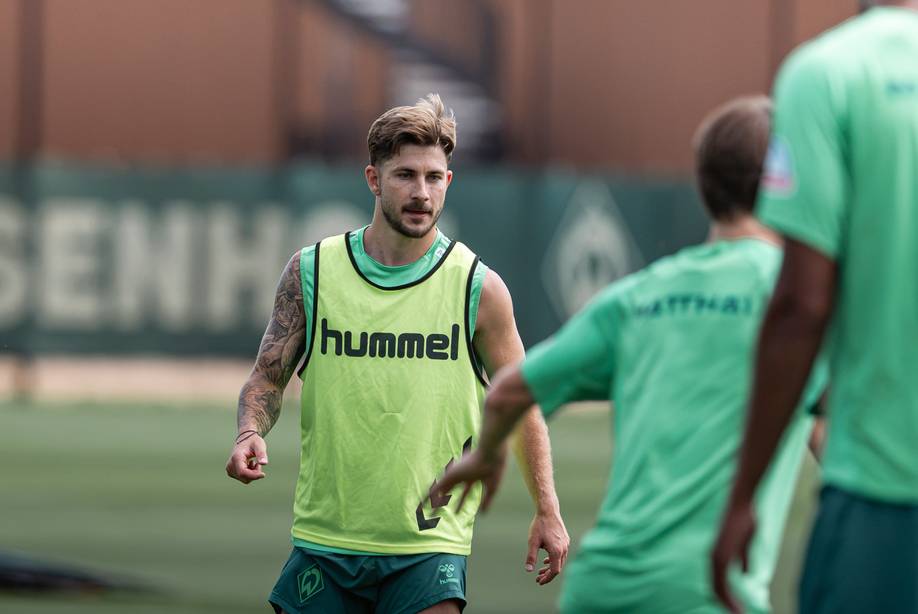 Romano Schmid trägt ein Trainingslaibchen und schaut konzentriert während einer Trainingseinheit.