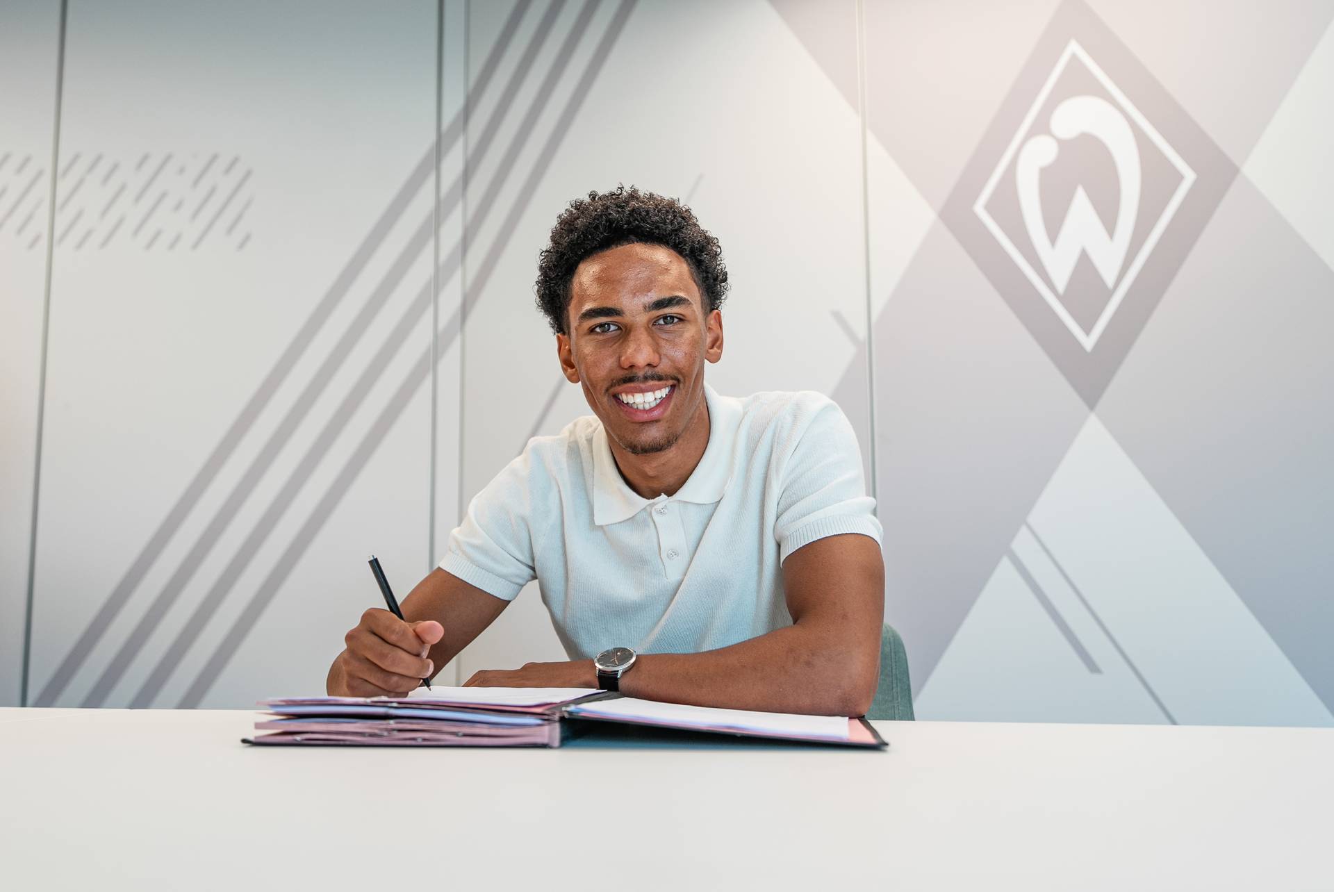Paul Erevbenagie bei der Vertragsunterschrift.