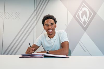 Paul Erevbenagie bei der Vertragsunterschrift.