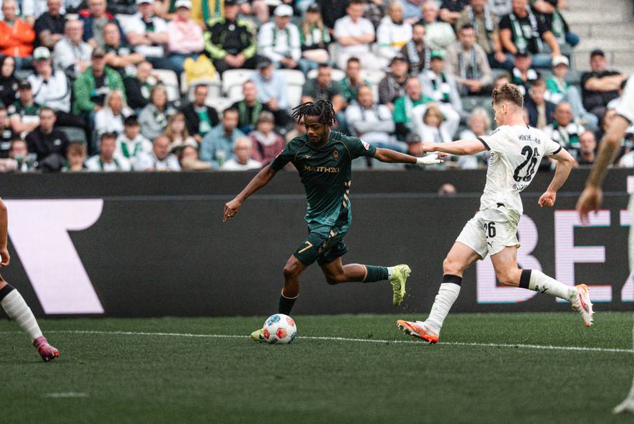 Samuel Mbangula setzt gegen Gladbach.