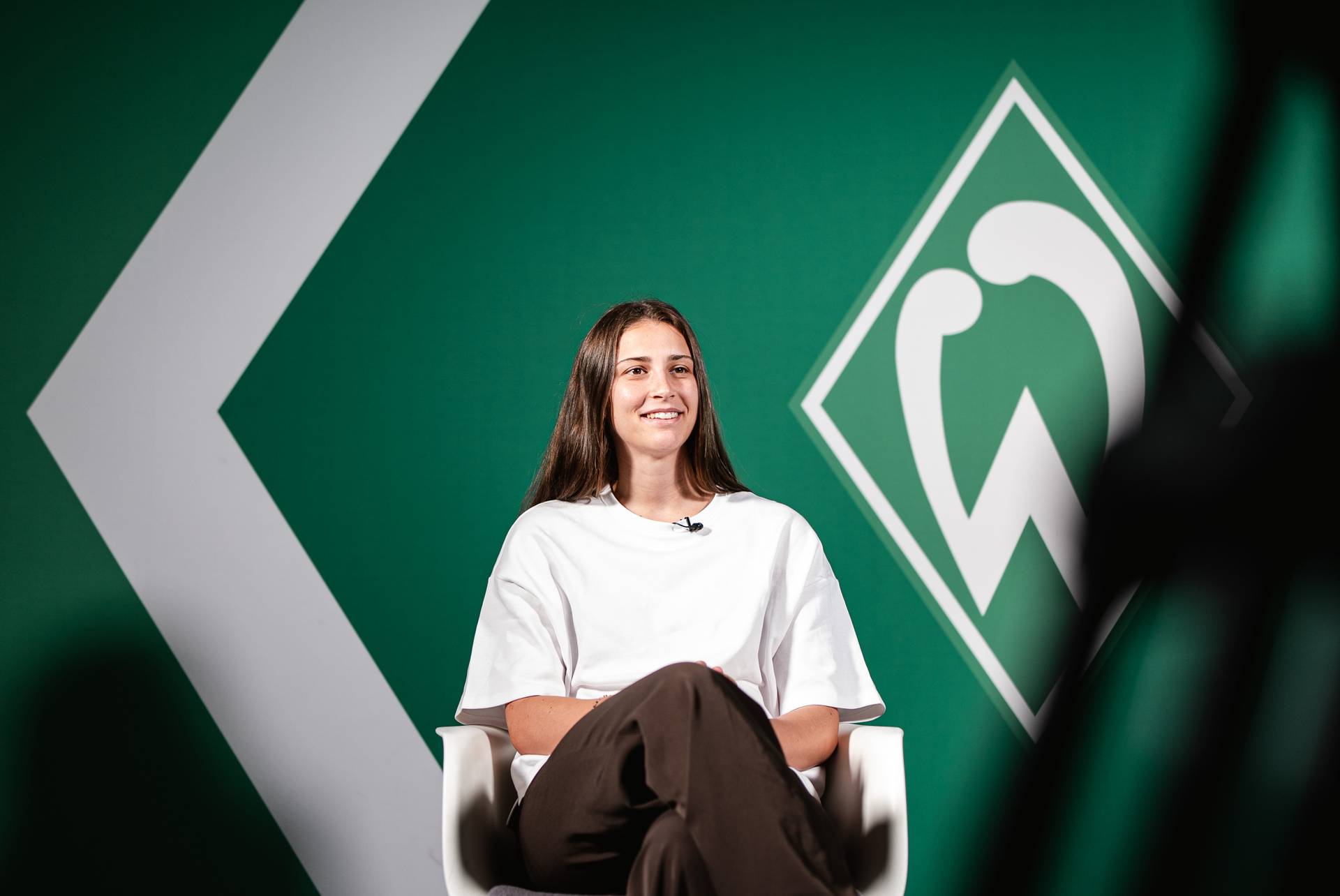 Julia Magerl im Interview in einem weißen T-Shirt.
