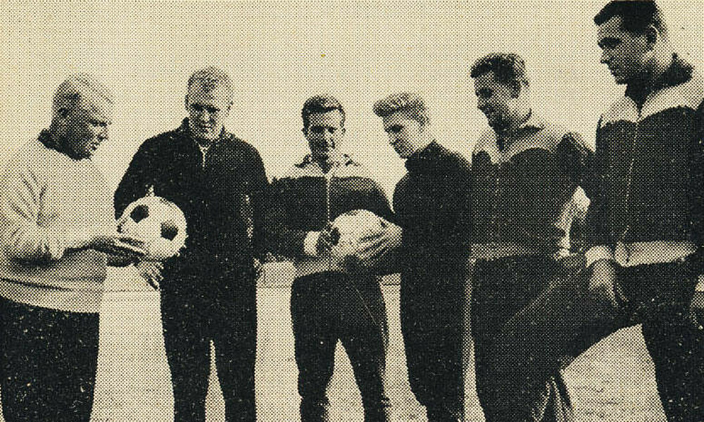 Trainer Willi Multhaup beim ersten Training mit Wolfgang Schwirzke, Theo Klöckner, Diethelm Ferner, Heinz Sidon und Güntrer Bernard