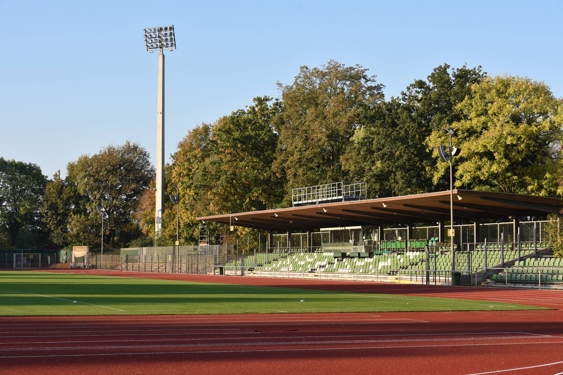 Die Tribüne von Platz 11 wird von der Sonne angestrahlt.